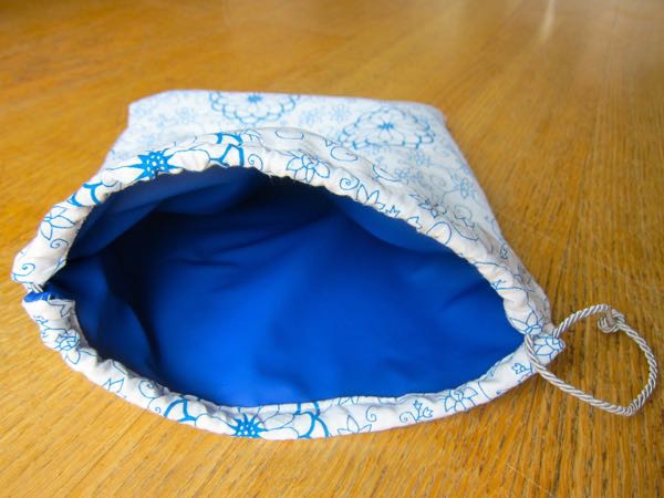 Drawstring pouch wth waterproof lining