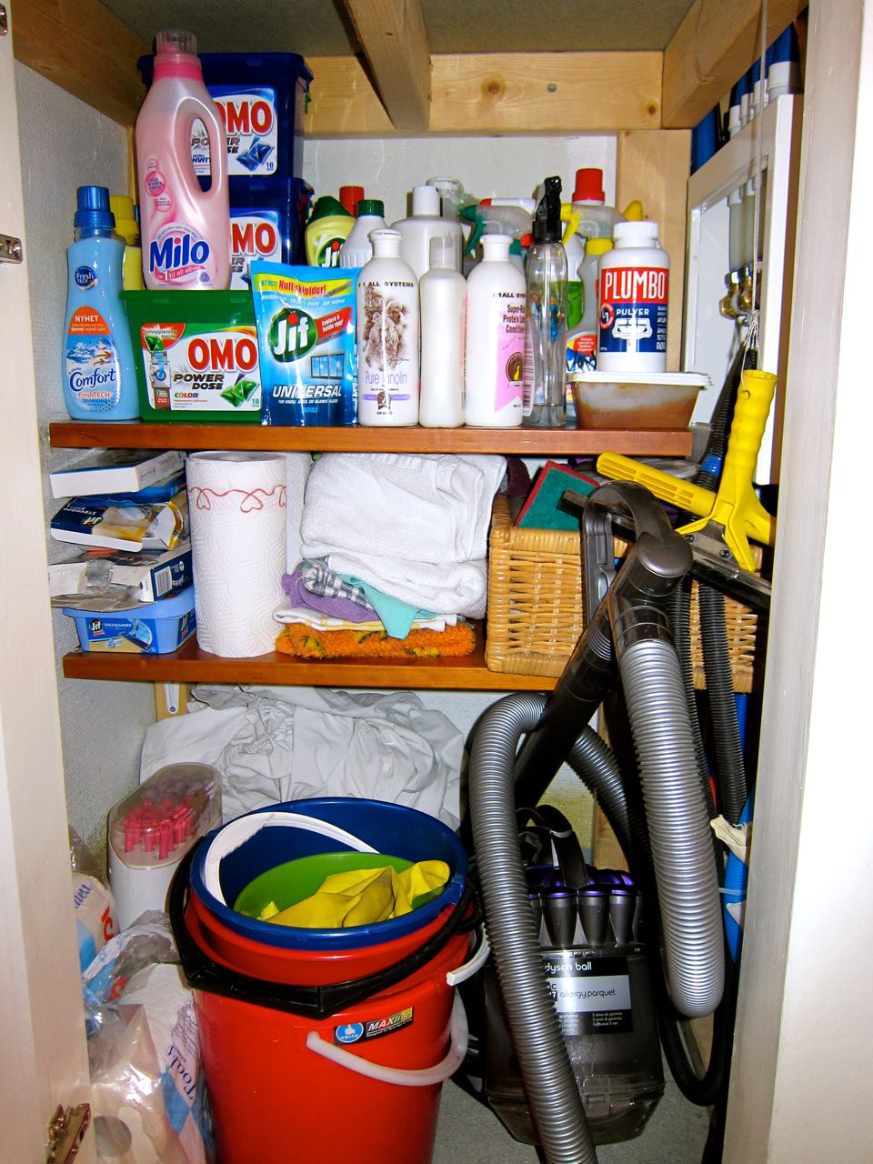 Organizing Cleaning Supply Closet (in 5 minutes)